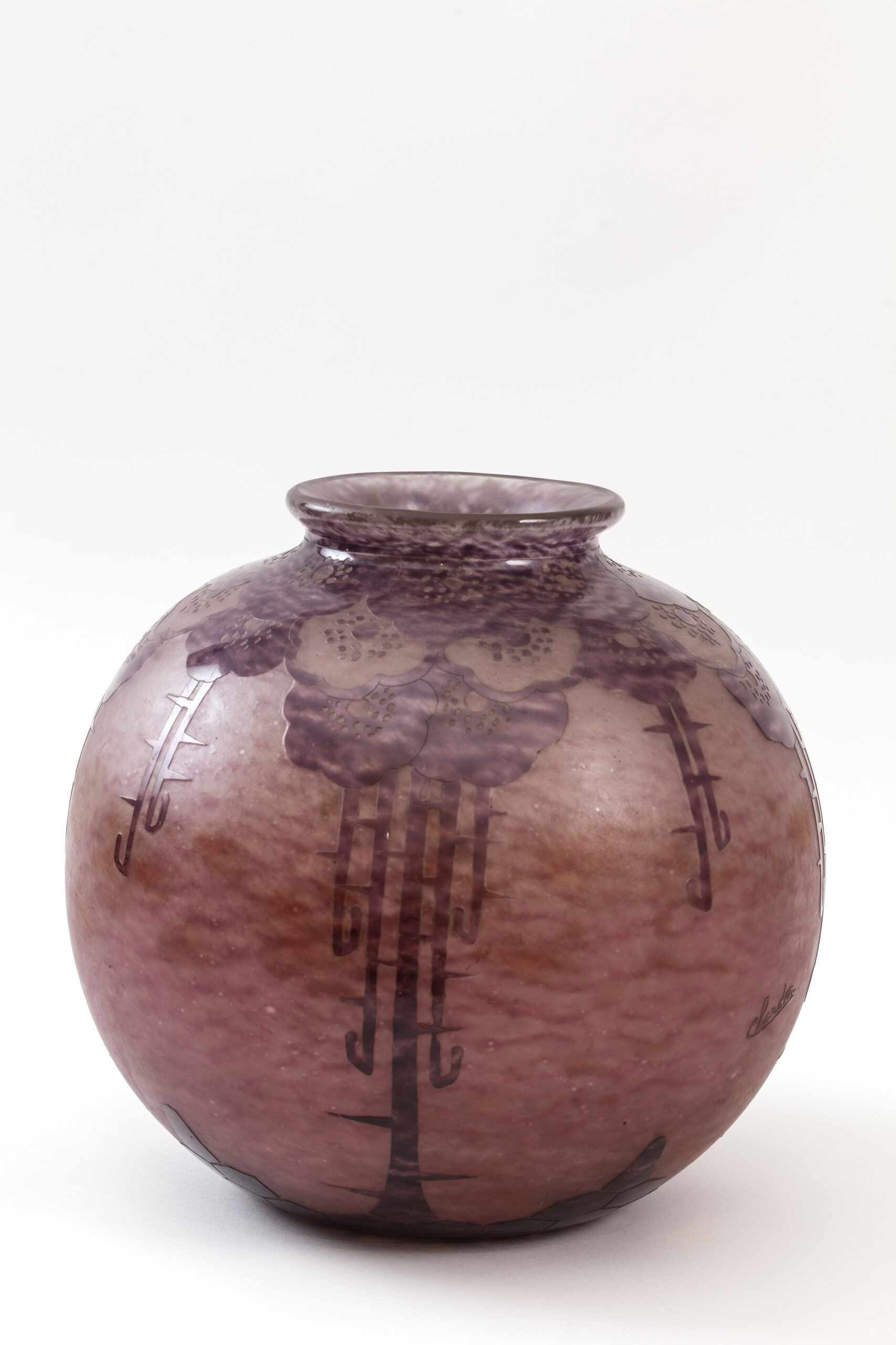 Vase ovoïdal rose en verre au décor de cardamines signée “le verre français”